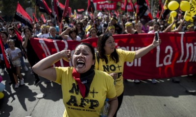 Por que os chilenos lutam contra o modelo de previdência que Bolsonaro quer copiar